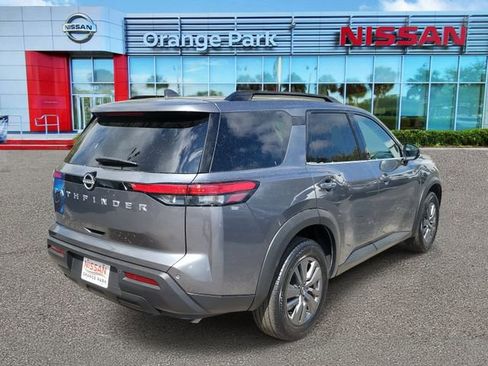 Used 2025 Nissan Pathfinder SV image 2