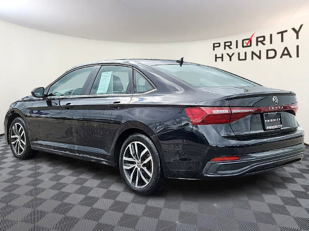 Used 2025 Volkswagen Jetta SE FWD image 6