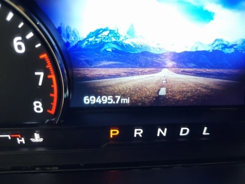 Used 2021 Ford Explorer XLT image 3