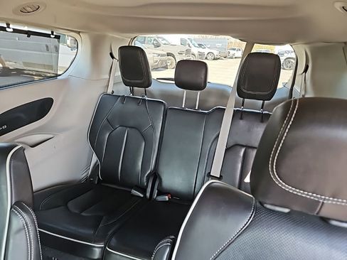 Used 2023 Chrysler Pacifica Limited image 14