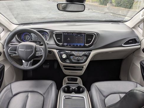 Used 2024 Chrysler Pacifica Touring-L image 18