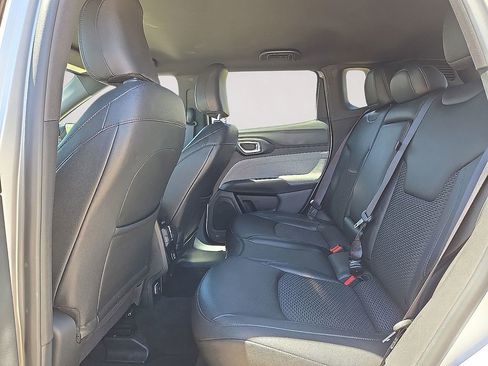 Used 2025 Jeep Compass Latitude AWD/4WD image 16
