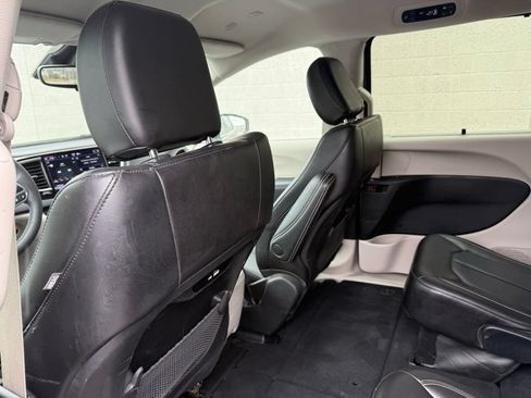 Used 2023 Chrysler Pacifica Touring-L FWD image 22