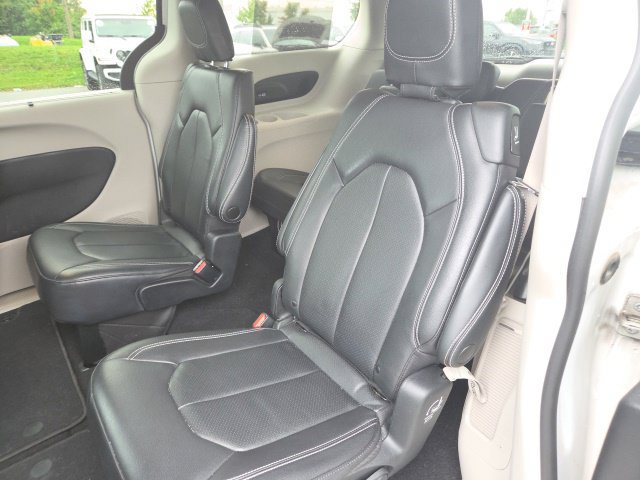 Used 2022 Chrysler Pacifica Touring-L w/ Uconnect Theater Family Group AWD/4WD image 11