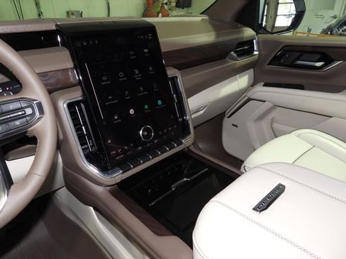Used 2025 GMC Yukon Denali AWD/4WD image 37