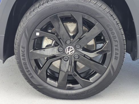 Used 2023 Volkswagen Taos SE w/ Black Wheel Package FWD image 23