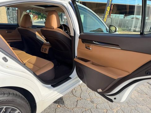Used 2016 Lexus ES 350 w/ Premium Package w/Wood Trim FWD image 11