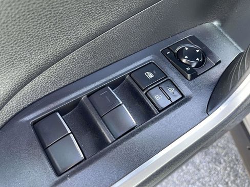 Used 2019 Toyota RAV4 Limited image 13