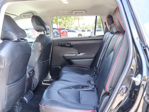 Used 2024 Toyota Highlander LE image 34