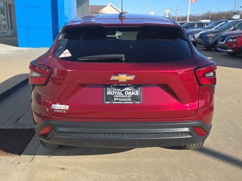Used 2025 Chevrolet Trax LS w/ LS Convenience Package image 7