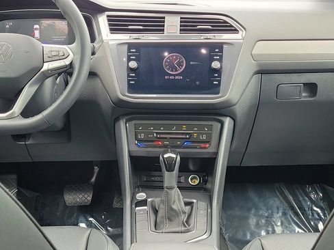 Used 2024 Volkswagen Tiguan SE FWD image 16