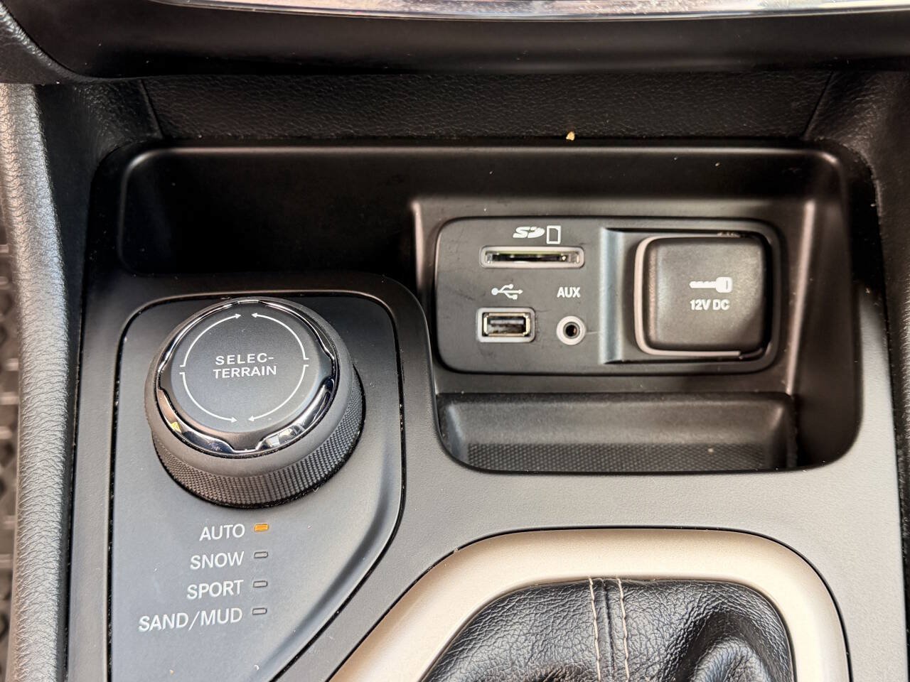 Used 2014 Jeep Cherokee Latitude w/ Cold Weather Group AWD/4WD image 20