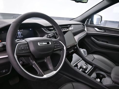 New 2025 Jeep Grand Cherokee Limited w/ Luxury Tech Group II image 16