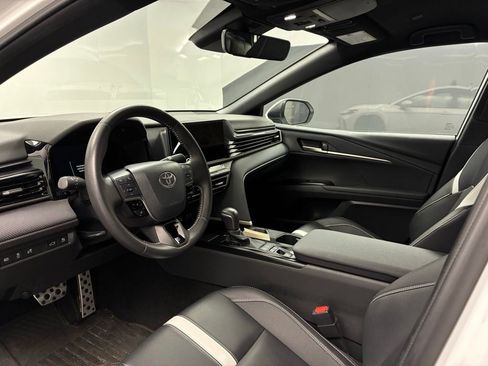 Used 2025 Toyota Camry SE w/ Convenience Package image 6