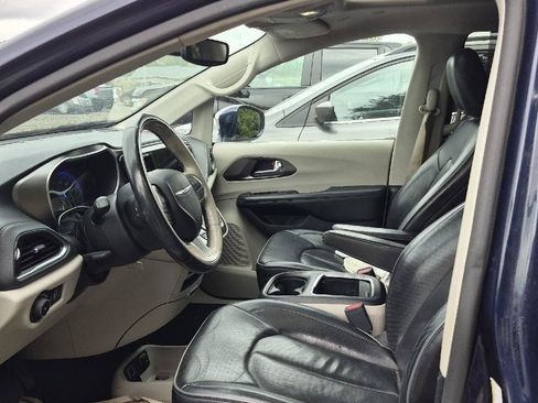 Used 2019 Chrysler Pacifica Limited FWD image 3