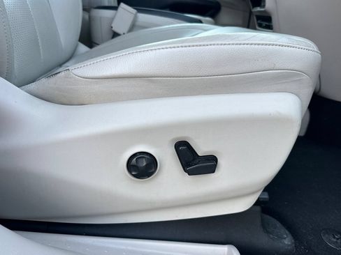 Used 2018 Chrysler Pacifica Touring-L Plus FWD image 22