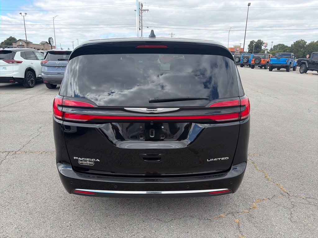 Used 2026 Chrysler Pacifica Limited FWD image 5