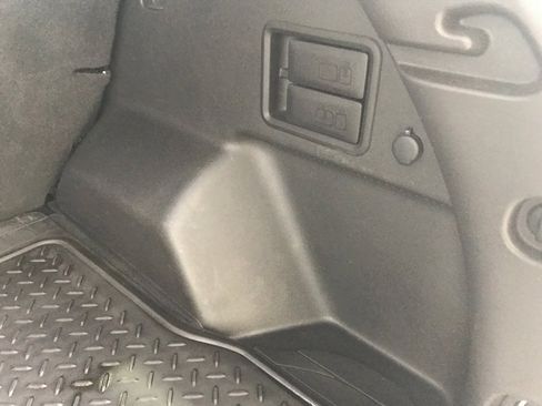 Used 2019 GMC Terrain Denali w/ GMC Pro Grade Package AWD/4WD image 32