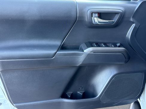 Used 2022 Toyota Tacoma TRD Off-Road image 9