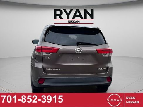Used 2018 Toyota Highlander XLE AWD/4WD image 3