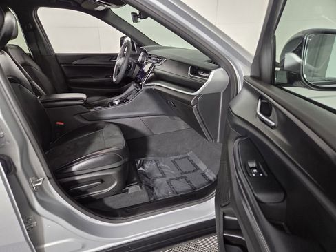 Certified 2025 Jeep Grand Cherokee Altitude image 30