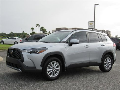 Used 2024 Toyota Corolla Cross LE image 3