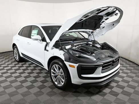 Certified 2025 Porsche Macan AWD image 35