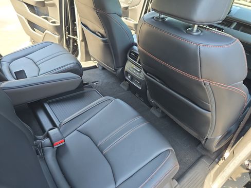 Used 2025 Honda Pilot TrailSport image 11