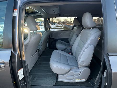 Used 2015 Toyota Sienna XLE Premium image 25