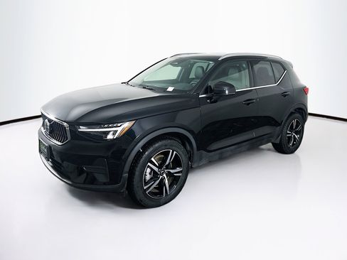 Used 2025 Volvo XC40 B5 Core image 3