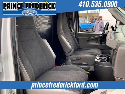 Used 2024 GMC Savana 2500 G25 w/ Driver Convenience Package image 7