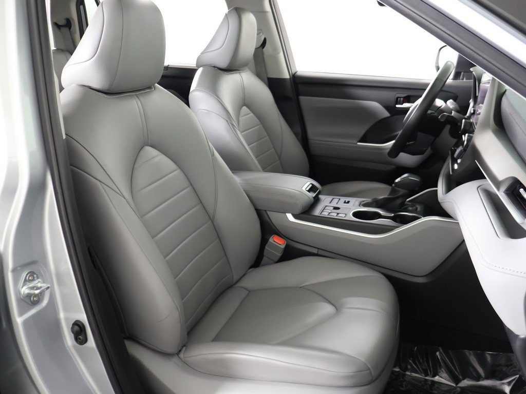 Used 2024 Toyota Highlander XLE AWD/4WD image 34