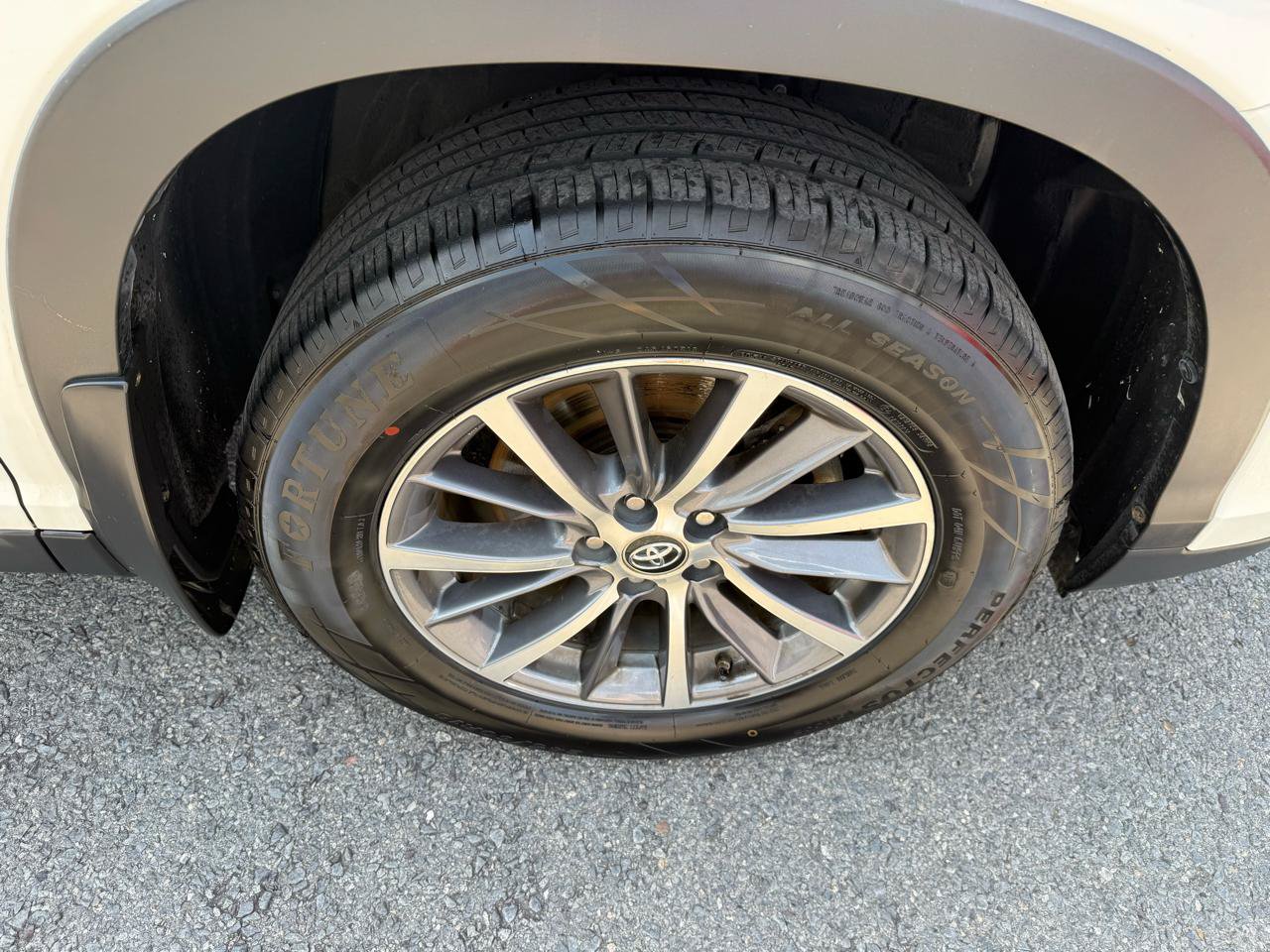 Used 2019 Toyota Highlander XLE AWD/4WD image 45