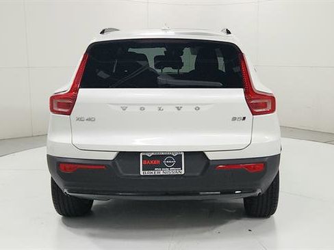 Used 2024 Volvo XC40 B5 Core image 7