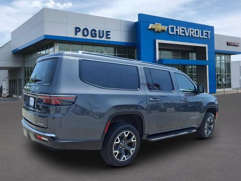Used 2024 Jeep Wagoneer L Series III w/ Flexible Seating Group AWD/4WD image 2