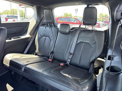 Used 2025 Chrysler Pacifica Select FWD image 12