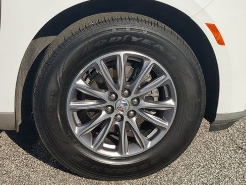 Used 2023 Buick Enclave Essence image 11