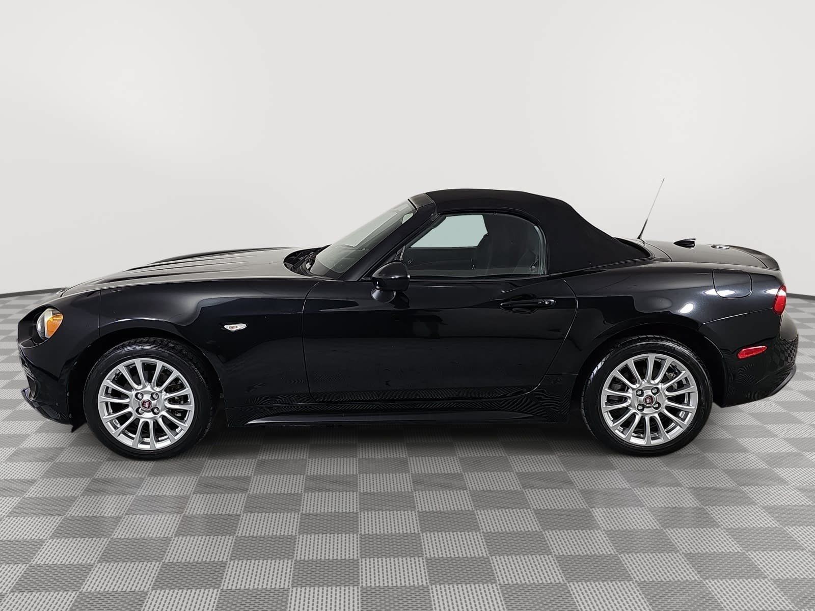 Used 2018 FIAT 124 Spider Classica w/ Technology & Siriusxm Group RWD image 5