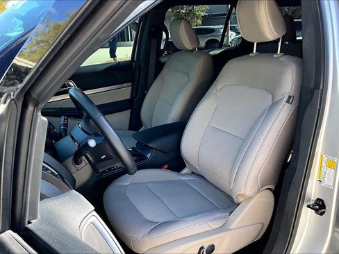 Used 2018 Ford Explorer XLT image 8