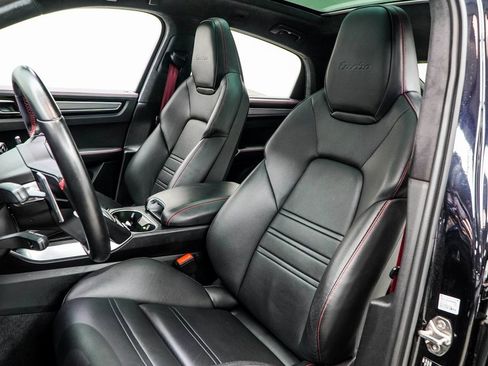 Used 2021 Porsche Cayenne Turbo image 40