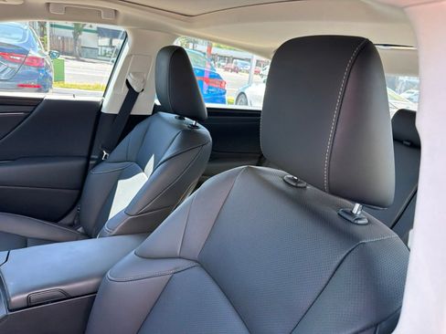 Used 2025 Lexus ES 300h w/ Premium Package FWD image 8