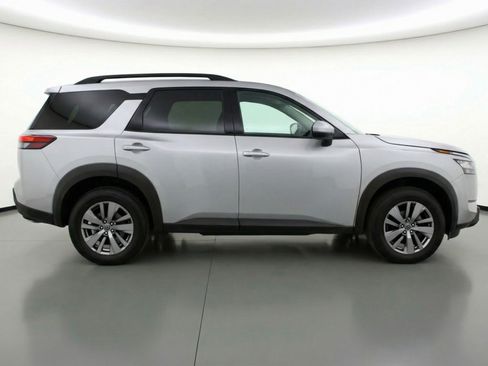 Used 2025 Nissan Pathfinder SV image 11