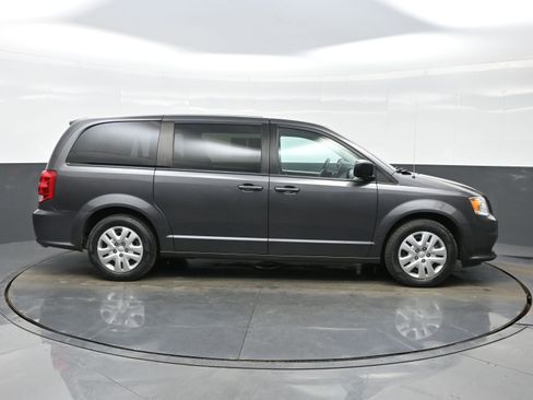 Used 2018 Dodge Grand Caravan SE w/ UConnect Hands-Free Group image 7