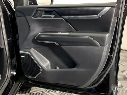 Used 2024 GMC Acadia Elevation image 25