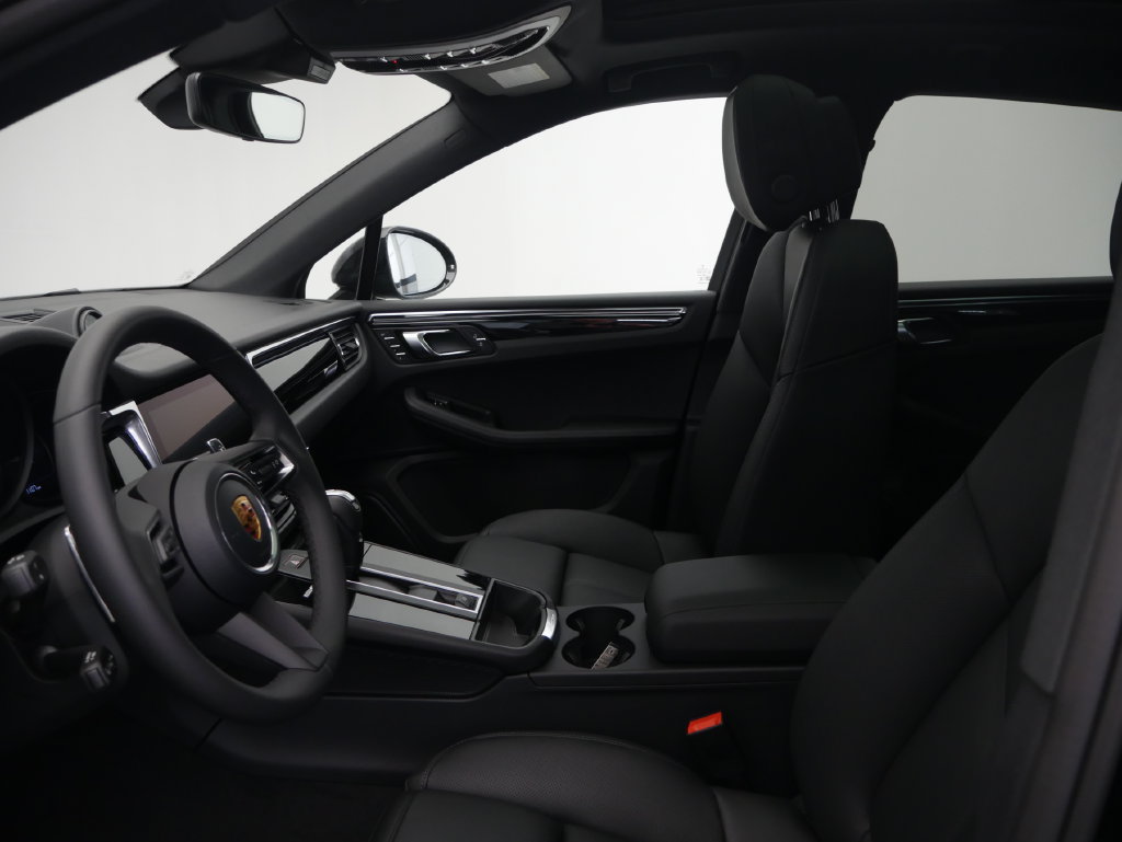 Certified 2026 Porsche Macan AWD/4WD image 5