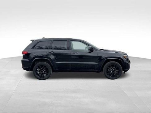 Used 2020 Jeep Grand Cherokee Altitude image 2