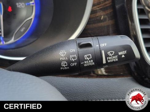 Used 2023 Chrysler Pacifica Limited FWD image 35