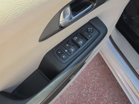 Used 2024 Chrysler Pacifica Limited FWD image 11