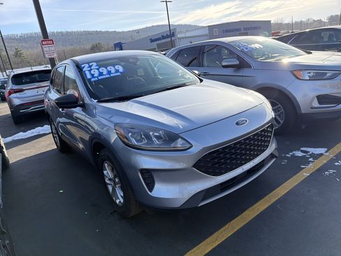 Used 2022 Ford Escape SE image 3