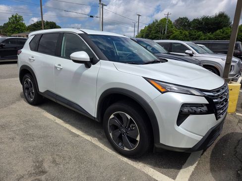 Used 2025 Nissan Rogue SV FWD image 1